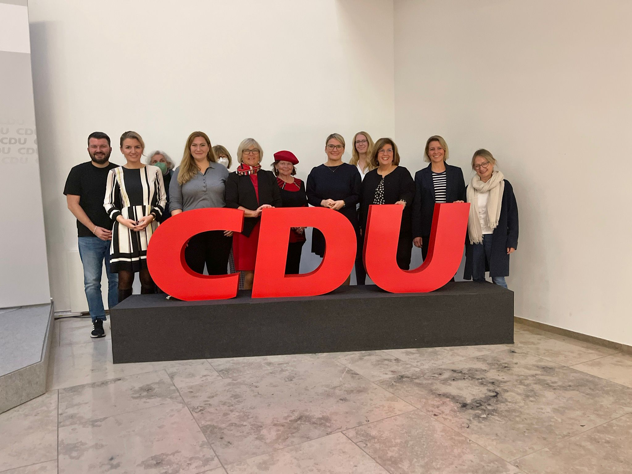 Christina Stumpp MdB im Kreis von vielen Mitgliedern der Frauen Union.