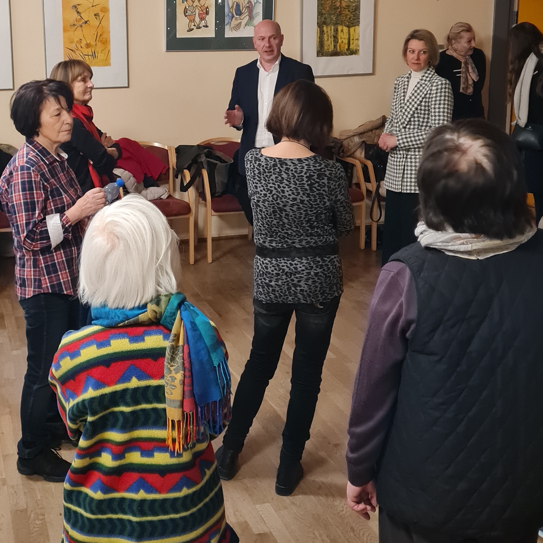 Kai Wegner und Sandra 
Khalatbari im Austausch mit 
Seniorinnen und Senioren
Bild: Ren Powilleit