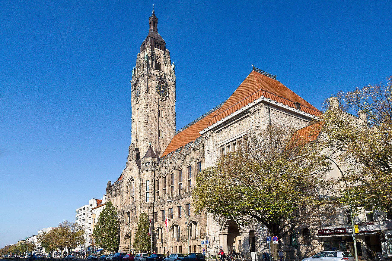 Voller Geschichten: Das Rathaus Charlottenburg. Foto: Ren Powilleit