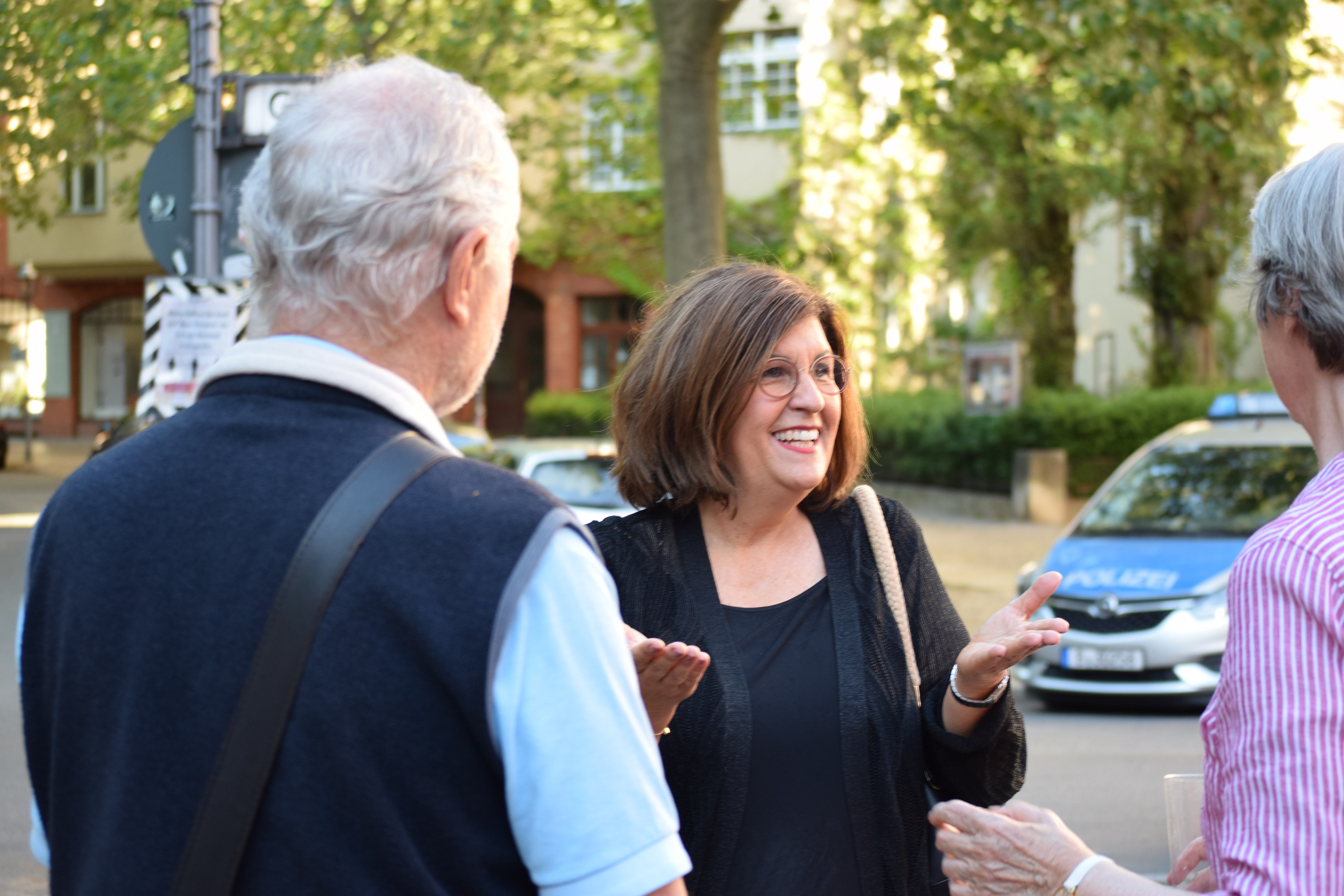 Judith Stckler im Gesprch mit Brgerinnen und Brgern aus Charlottenburg-Wilmersdorf
