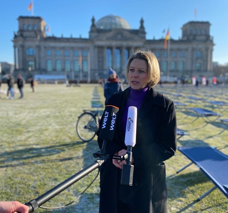 Sandra Khalatbari MdA bei der #nichtgenesen-Demonstration vor dem Reichstag in Berlin